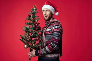 emocional homem dentro Novo anos roupas decoração Natal estúdio posando foto