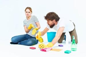 família lavando pavimentos limpeza suprimentos limpeza juntos dever de casa foto