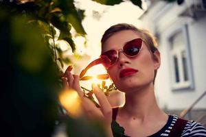 curto cabelos mulher vestindo oculos de sol ao ar livre flores decoração foto