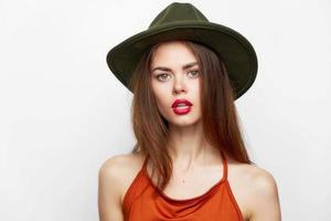 mulher com chapéu vermelho lábios sensual Veja glamour cortada Veja foto