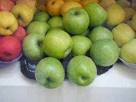frutas verdes de maçãs vermelhas e amarelas foto