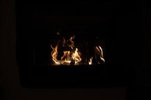 quente fogo queimando dentro uma doméstico lareira em uma inverno dia foto
