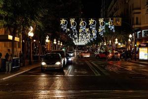 Natal iluminações dentro alicante Espanha dentro a ruas às noite foto