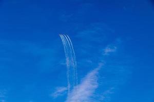 voar do cinco Cessna aviões sobre alicante fumaça espanhol bandeira contra a azul céu foto