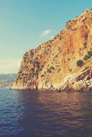 Mediterrâneo panorama e pedras dentro a turco cidade do alanya em uma caloroso verão tarde foto