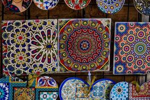 cerâmico azulejos recordações dentro uma fazer compras dentro a sul do Espanha dentro uma turista cidade, colorida arte trabalhos manuais fundo foto
