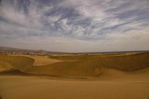 verão deserto panorama em uma caloroso ensolarado dia a partir de maspalomas dunas em a espanhol ilha do vovó canaria foto
