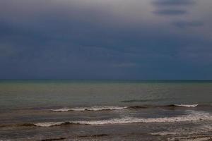 calma beira-mar panorama dentro alicante Espanha em uma nublado dia foto