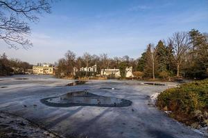 panorama com uma Palácio em a água dentro Varsóvia, Polônia cedo Primavera em uma ensolarado dia com Derretendo neve foto