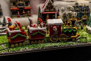 Natal decoração brinquedo verde papai noel trem com elfos foto