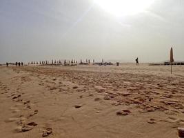 panorama a partir de a espanhol canário ilha fuerteventura com dunas e a oceano foto