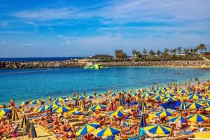 ensolarado panorama com a pitoresco colorida amadores de praia em a espanhol canário ilha do vovó canaria foto