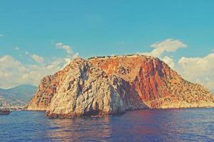 Mediterrâneo panorama e pedras dentro a turco cidade do alanya em uma caloroso verão tarde foto