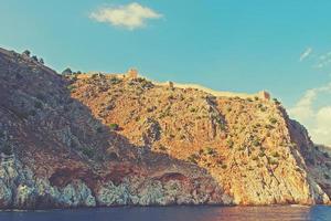 Mediterrâneo panorama e pedras dentro a turco cidade do alanya em uma caloroso verão tarde foto