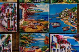 cerâmico azulejos recordações dentro uma fazer compras dentro a sul do Espanha dentro uma turista cidade, colorida arte trabalhos manuais fundo foto