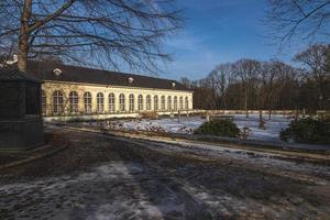 panorama com histórico construção dentro cedo Primavera ensolarado dia dentro cidade parque Varsóvia Polônia foto