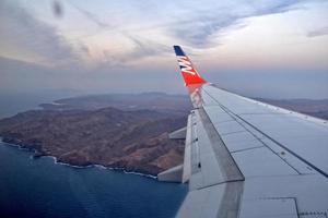 Visão a partir de a avião janela em a panorama do canário ilha fuerteventura dentro Espanha foto
