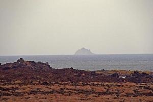 eu calma verão nublado panorama a partir de a espanhol canário ilha Lanzarote foto