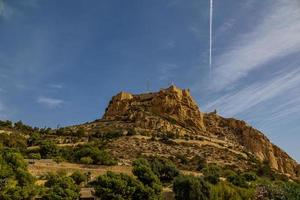 castelo do santo barbara dentro alicante Espanha contra azul céu ponto de referência foto