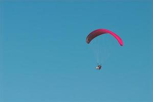 parapentes dentro a azul sem nuvens céu foto