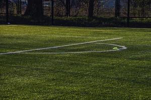 Treinamento futebol arremesso com artificial verde Relva e Treinamento Auxilia iluminado de a tarde Sol foto