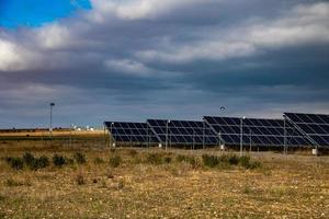 panorama com ecológico solar painéis lado de fora a cidade em uma dia foto