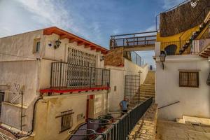 eu histórico velho colorida casas bairro santa cruz alicante Espanha em uma ensolarado dia foto