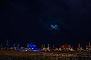 noite Visão do a turco cidade do alanya com luzes em a Colina foto