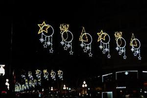 Natal iluminações dentro alicante Espanha dentro a ruas às noite foto