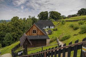 histórico de madeira rural edifícios com a ar livre museu dentro dobczyce polonês montanhas em uma verão dia foto