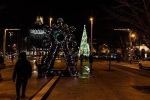 original Natal iluminação às noite dentro a espanhol cidade do Zaragoza foto