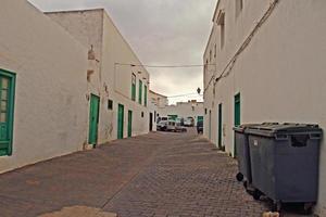 branco baixo histórico edifícios e limitar ruas dentro a espanhol cidade do teguise, Lanzarote foto