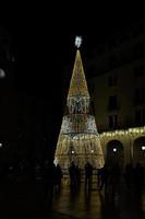 dourado brilhando Natal árvore decoração em Preto fundo alicante Espanha dentro frente do a Cidade corredor foto