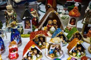 colorida de madeira Natal natividade cenas em exibição foto