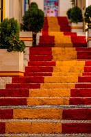 Antiguidade Escadaria dentro calpe, Espanha dentro a velho Cidade pintado vermelho e amarelo dentro a cor do a do país bandeira foto