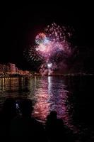 fogos de artifício mostrar às noite em a margens do a mar do alicante Espanha foto