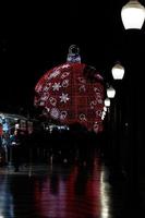 grande brilhando vermelho bugiganga Natal decoração dentro alicante, Espanha às noite foto