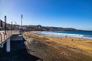 caloroso de praia panorama dentro a capital em a espanhol canário ilha vovó canaria em uma Claro dia foto