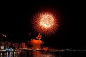 fogos de artifício mostrar às noite em a margens do a mar do alicante Espanha foto