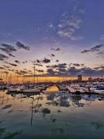 pôr do sol dentro a porta do alicante, Espanha com iates foto