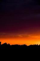 laranja verão céu com nuvens durante pôr do sol foto