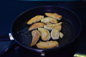 perfumado fresco dumplings frito em uma quente panela dentro cozinha foto