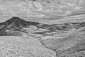 esvaziar misterioso montanhoso panorama a partir de a Centro do a canário ilha espanhol fuerteventura com uma nublado céu foto