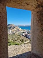 panorama do a cidade do alicante panorama a partir de a ponto de vista do a cidade e a porta em uma caloroso ensolarado dia foto