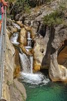 uma natural selvagem panorama dentro a turco montanhas com a interessante cascata e a sapadere desfiladeiro foto