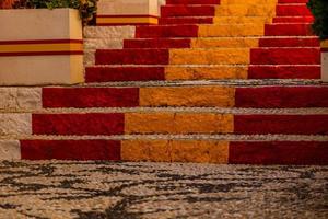 Antiguidade Escadaria dentro calpe, Espanha dentro a velho Cidade pintado vermelho e amarelo dentro a cor do a do país bandeira foto