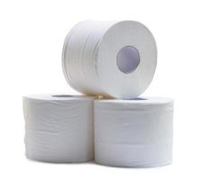 três rolos de papel de seda branco ou guardanapo em pilha preparada para uso em banheiro ou banheiro isolado em fundo branco com traçado de recorte foto