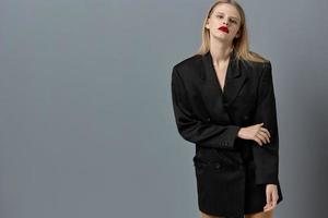 elegante mulher moda Maquiagem dentro Preto Jaqueta estúdio modelo inalterado foto