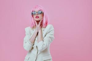 positivo jovem mulher dentro branco blazer Rosa cabelo glamour cosméticos Rosa fundo inalterado foto