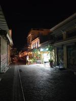 Atenas noite com monastiraki quadrado e velho Plaka acrópole Colina em pé caminhando explorando Grécia grande Tamanho Alto qualidade impressões foto